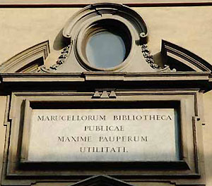 FOTO: l'iscrizione sopra il portale di ingresso della Biblioteca